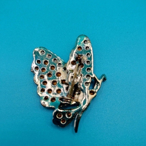 Delightful Vtg Gold Tone Pave Clear Lt Blue Rhinestone Side BUTTERFLY Pin - Picture 6 of 6